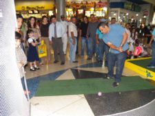 El público participando en el Centro de Práctica y Exhibición de Golf EPA en el Sambil Maracaibo