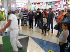 El público participando en el Centro de Práctica y Exhibición de Golf EPA en el Sambil Maracaibo
