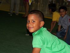 Niño en el Centro de Exhibición y Práctica de Golf EPA