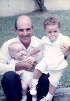 El abuelo Julio con Alejandro Beltran Torres y Francisco Calderón. (Que sonrisa!)