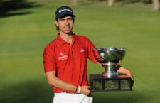 El colombiano Manuel Villegas posa junto a la copa que lo acredita campeón del TransAmerican Power Products CRV Open la tarde de este domingo en el Atlas Country Club de Guadalajara. Su victoria en el segundo evento de la temporada 2013 del PGA TOUR Latinoamérica, fue la primera de un jugador colombiano en el Tour. Crédito: Enrique Berardi/PGA TOUR