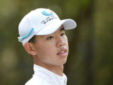 Guan Tianlang - Prácticando Augusta Masters (cortesía www.businessinsider.com)