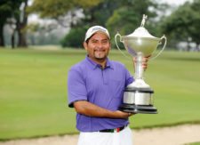 Montevideo, Uruguay (Abril 28, 2013) - El mexicano José de Jesús "El Camarón" Rodríguez posa con el trofeo del Roberto De Vicenzo Invitational Copa NEC, evento que ganó la tarde de este domingo an imponerse en un desempate que involucró a tres jugadores. Rodríguez hizo birdie en el segundo hoyo de desempate para quedarse con su primer título del NEC Series - PGA TOUR Latinoamérica en el campo del Club de Golf del Uruguay. Crédito: Enrique Berardi/PGA TOUR