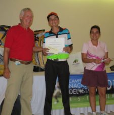 Roberto Vallarino, Raúl Carbonell Gutierrez (Campeón Gross Cat D) y Dayana Vásquez