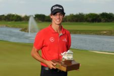 Mérida, México (Mayo 19, 2013) - El argentino Jorge Fernández-Valdés posa con el trofeo del Mundo Maya Open, evento del NEC Series PGA TOUR Latinoamérica en el que logró su primera victoria como profesional este domingo por la tarde. El torneo se desarrolló en el campo del Yucatán Country Club en Mérida, México. Crédito: Enrique Berardi/PGA TOUR