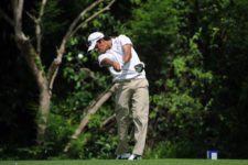 Punta Cana, República Dominicana (Mayo 31, 2013) – Una racha de birdie-birdie-águila entre los hoyos 5 y 7 de la tercera ronda resultó determinante para que el argentino Maxi Godoy defendiera con éxito su condición de líder absoluto al cabo de tres rondas del Dominican Republic Open 2013. El torneo es el último de la primera mitad de la temporada del NEC Series PGA TOUR Latinoamérica y concluirá este sábado en el Hard Rock Golf Club at Cana Bay. Crédito: Enrique Berardi/PGA TOUR