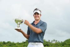 Punta Cana, República Dominicana (Junio 1, 2013) – Un score de 4-bajo par 68, el mejor de la ronda final, le ayudó al estadounidense Ryan Blaum a remontar y ganar el Dominican Republic Open la tarde de este sábado. La victoria fue la primera de su carrera en el NEC Series PGA TOUR Latinoamérica, circuito que cerró con este evento la primera mitad de su temporada 2013. Crédito: Enrique Berardi/PGA TOUR