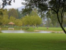 “Camaradería, espíritu deportivo y un bello campo de golf…”