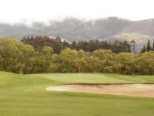 “Camaradería, espíritu deportivo y un bello campo de golf…”