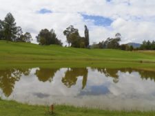 “Camaradería, espíritu deportivo y un bello campo de golf…”