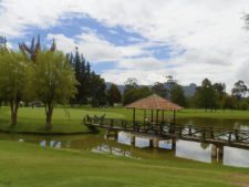 “Camaradería, espíritu deportivo y un bello campo de golf…”