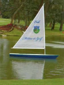 “Camaradería, espíritu deportivo y un bello campo de golf…”