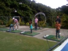 Niños en la clínica de golf y profesionales