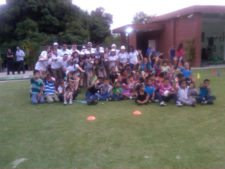 Niños en la clínica de golf y voluntarios