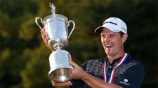 Justin Rose & Trofeo (cortesía news.yahoo.com)