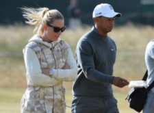 Tiger y su novia en Muirfield (cortesía uk.eurosport.yahoo.com)