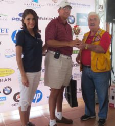 Carlos Karamañites Recibiendo Copa Club De Leones En El Costa Blanca Villas Championship