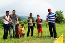 En un rincón de Yaritagua los niños juegan al Golf