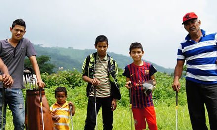 En un rincón de Yaritagua los niños juegan al Golf