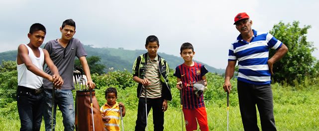 En un rincón de Yaritagua los niños juegan al Golf