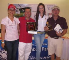 Ganadores del 1er. Lugar - Jenny Rodríguez (Cicolpa), Eloy Hernández, Representante de Patrocinador y George Berman