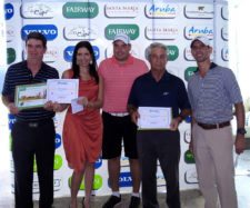 Ganadores de 1er. Neto. De izq. a der.: Gregorio Chuljak (ganador), Anabelle Narbona de Martin (Santa María Golf and Country Club), Fernando Capriles (revista Fairway), Jovan Vukelja (ganador) y Miguel Ordoñez (Santa María Golf and Country Club)