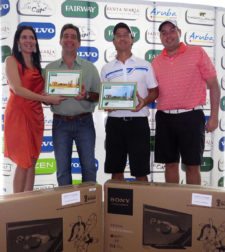 Ganadores de 1er. Gross. De izq. a der.: Anabelle Narbona de Martin (Santa María Golf and Country Club), José Luis García de Paredes (ganador), Jorge Luis Zubieta (ganador) y Fernando Capriles (revista Fairway)