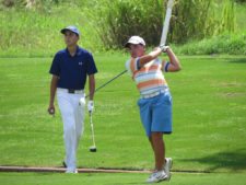 Raúl Carbonell (fondo) y Luis Carlos Ng (golpeando)