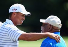 Tiger Woods & Charlie Sifford (cortesía www.zimbio.com)