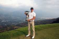 El colombiano David Vanegas posa con el trofeo tras su victoria en el 67° Arturo Calle Colombian Open presentado por Diners Club en el Ruitoque Golf Country Club (Enrique Berardi/PGA TOUR)