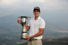 El colombiano David Vanegas posa con el trofeo tras su victoria en el 67° Arturo Calle Colombian Open presentado por Diners Club en el Ruitoque Golf Country Club (Enrique Berardi/PGA TOUR)