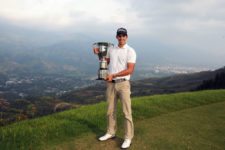 David Vanegas y Trofeo 67º Arturo Calle Colombian Open (Foto Cortesía Enrique Berardi/ PGA LA)