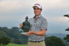 ALOTENANGO, GUATEMALA - MAR. 30, 2014: El mexicano Armando Favela posa con el trofeo tras su victoria en el Stella Artois Open en el campo Fuego Maya en La Reunión Golf Resort Enrique Berardi/PGA TOUR