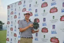 ALOTENANGO, GUATEMALA - MAR. 30, 2014: El mexicano Armando Favela posa con el trofeo tras su victoria en el Stella Artois Open en el campo Fuego Maya en La Reunión Golf Resort Enrique Berardi/PGA TOUR