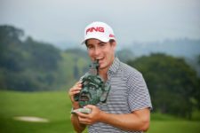 ALOTENANGO, GUATEMALA - MAR. 30, 2014: El mexicano Armando Favela posa con el trofeo tras su victoria en el Stella Artois Open en el campo Fuego Maya en La Reunión Golf Resort Enrique Berardi/PGA TOUR