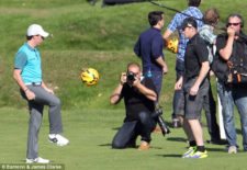 Fútbol vs. Golf: Rivalidad o Amistad (cortesía www.dailymail.co.uk)