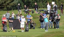 Fútbol vs. Golf: Rivalidad o Amistad (cortesía www.dailymail.co.uk)