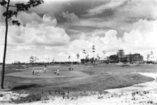 Monumento a la Historia del Golf y el Turismo (cortesía floridamemory.com).jpg