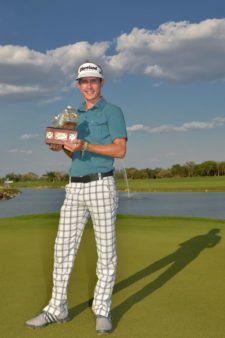 MERIDA, MEXICO (ABRIL 6, 2014): Daniel Mazziotta de Fort Myers, Florida posa con el trofeo tras su victoria en el Mundo Maya Open presentado por Heineken en el campo El Jaguar del Yucatán Country Club (Enrique Berardi/PGA TOUR)