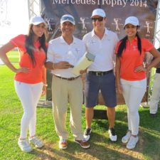 Alex Daryanani y Nikolas Gremler junto a modelos de Mercedes Benz