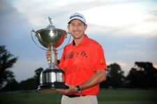 MONTEVIDEO, URUGUAY (ABRIL 27, 2014): Ty Capps de Palm Coast, Florida posa con el trofeo tras su victoria en el Roberto De Vicenzo Invitational Copa NEC en el Club de Golf del Uruguay. Enrique Berardi/PGA TOUR