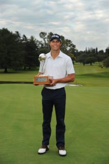 CORDOBA, ARGENTINA (ABRIL 20, 2014): William Kropp de Edmond, Oklahoma posa con el trofeo tras su victoria en el 83° Abierto OSDE del Centro presentado por FiberCorp en el Córdoba Golf Club en Córdoba, Argentina. Enrique Berardi/PGA TOUR