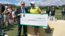 Sergio Garcia recoge el cheque para su Fundación en el RGolf del Prat