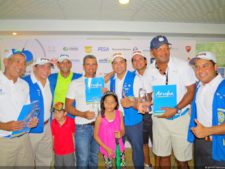 Alberto Sáenz (Presidente del Club Kiwanis) y Directivos entregando premios a Primer Gross José Leal, Edgardo Fernández y 'Chichín' Stanziola