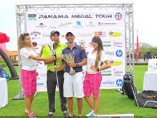 Miguel Ordoñez recibiendo premio de manos de Fernando Gómez en el Eurocar Open