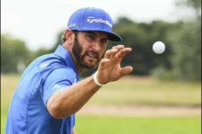 Dustin Johnson en área de práctica (Mike Ehrmann / Getty Images)