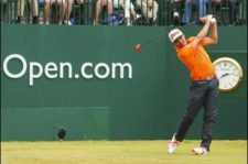 Rickie Fowler en el tee del hoyo 1 (Mike Ehrmann / Getty Images)