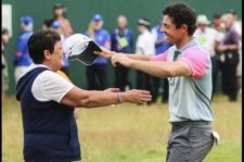 Rory abraza a su Mamá en el 18 (Andrew Redington / Getty Images)