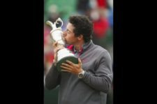 Rory besa el Claret Jug (Andrew Redington / Getty Images)