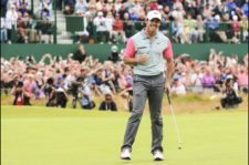 Rory celebra triunfo por dos golpes en el green del hoyo 18 (Andrew Redington / Getty Images)